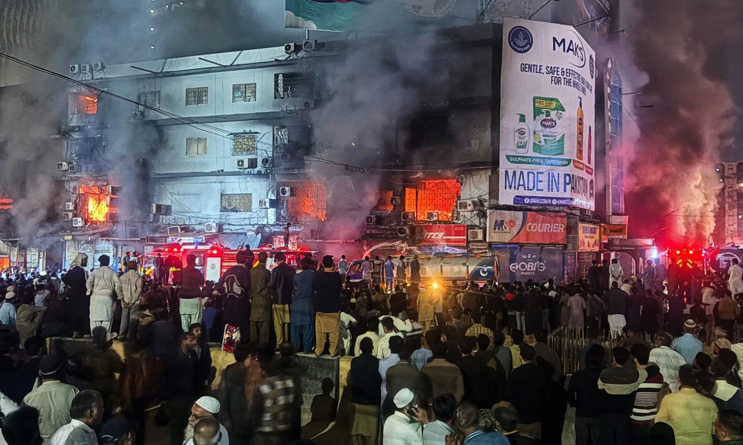 VIDEO: பாகிஸ்தானில் வணிக வளாகத்தில் பயங்கர தீ விபத்து.. தீயணைப்பு வீரர் உட்பட 6 பேர் பலி
