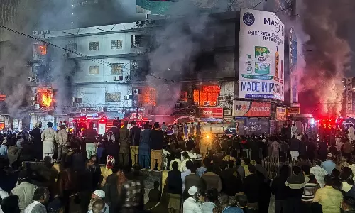 VIDEO: பாகிஸ்தான் வணிக வளாகத்தில் பயங்கர தீ விபத்து.. தீயணைப்பு வீரர் உட்பட 6 பேர் பலி