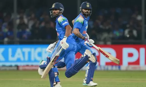 அடுத்தடுத்து விக்கெட்டுகளை இழந்து தடுமாறும் இந்தியா... அரைசதம் கடந்து தொடரும் கோலி!