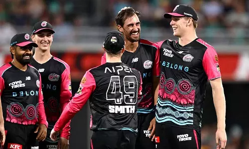 பிக்பாஷ் லீக்: சாம் கர்ரன் அசத்தல் ஆட்டம்- குவாலிபயருக்கு தகுதிபெற்ற சிட்னி சிக்சர்ஸ்