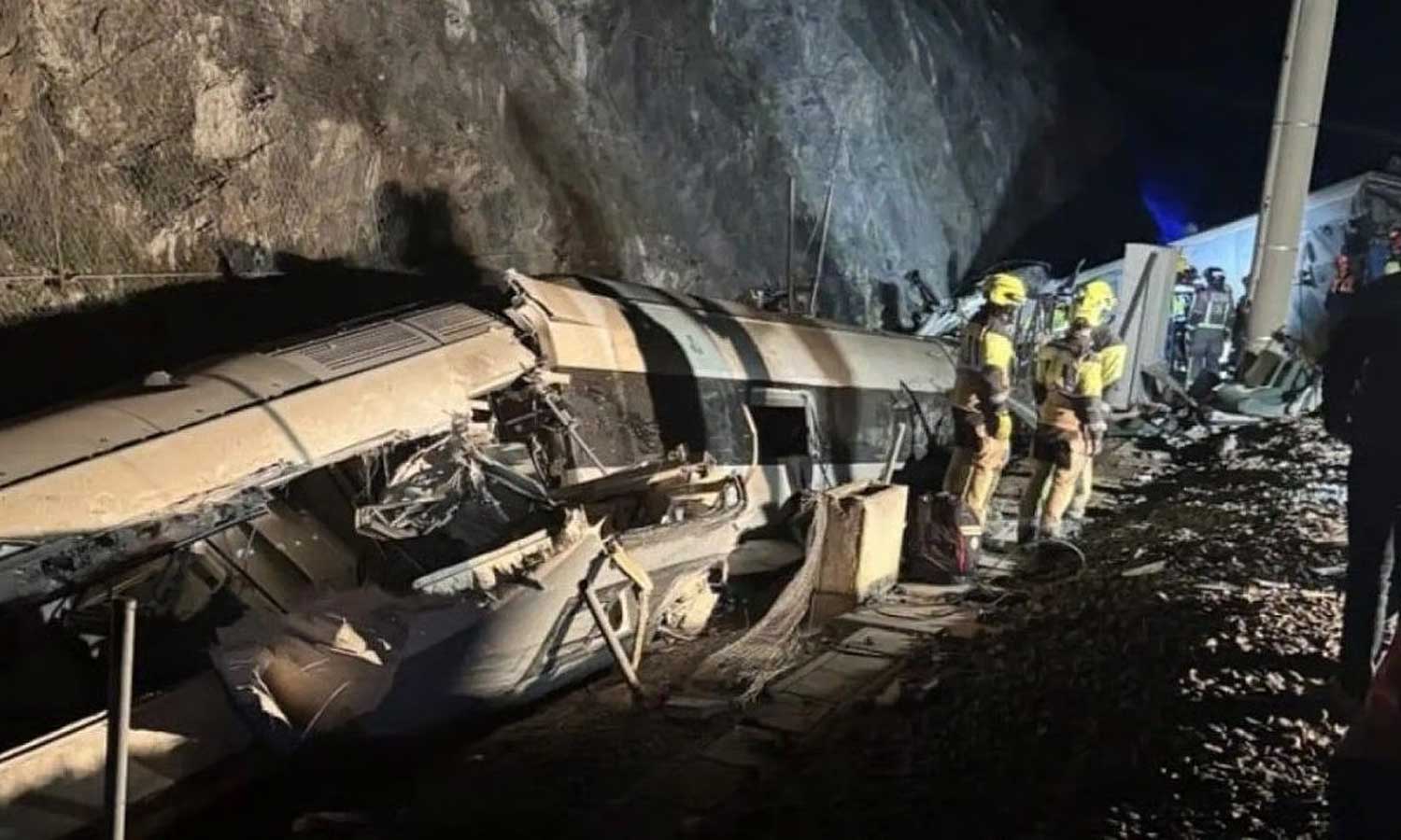 ஸ்பெயினில் 2 அதிவிரைவு ரெயில்கள் மோதிய விபத்தில்  21 பேர் உயிரிழப்பு