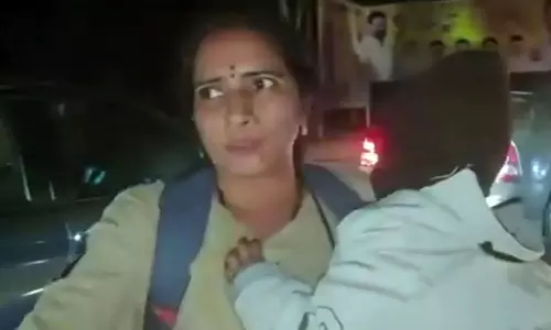 ஒரு கையில் குழந்தை, மறு கையில் கடமை : போக்குவரத்து நெரிசலை சீர்செய்த பெண் காவலருக்கு குவியும் பாராட்டு