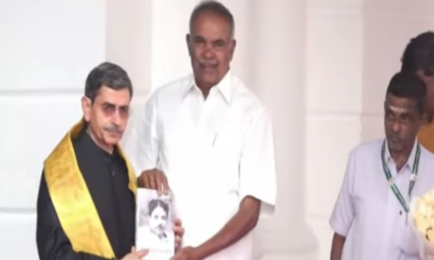 தமிழக சட்டசபை தொடங்கியது - ஆளுநருக்கு கலைஞர் கருணாநிதி வரலாறு புத்தகத்தை பரிசளித்த சபாநாயகர்