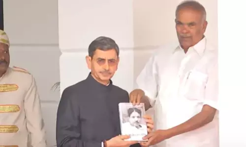 தமிழக சட்டசபை தொடங்கியது - ஆளுநருக்கு கலைஞர் கருணாநிதி வரலாறு புத்தகத்தை பரிசளித்த சபாநாயகர்