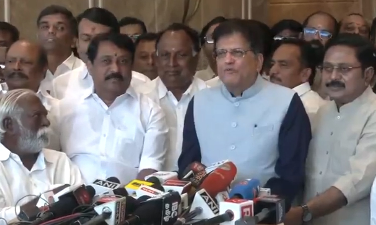 தேசிய ஜனநாயக கூட்டணி குடும்பத்தில் டி.டி.வி.தினகரன் இணைந்துள்ளார் -  பியூஸ் கோயல்