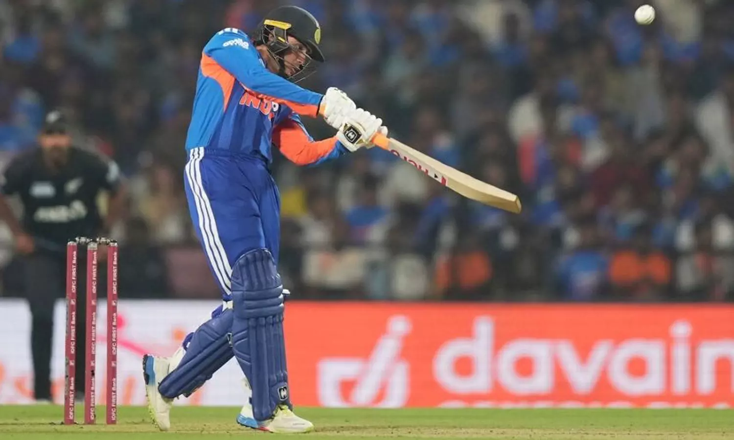 டி20-கிரிக்கெட்டில்-குறைந்த-பந்துகளில்-5,000-ரன்:-ரசல்-சாதனையை-முறியடித்த-அபிஷேக்-சர்மா