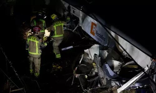 ஸ்பெயினில் ரெயில் விபத்தில் 40 பேர் உயிரிழந்த சோகம் நீங்காத நிலையில் மீண்டும் ரெயில் விபத்து