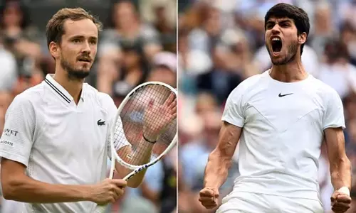 ஆஸ்திரேலிய ஓபன்: 3வது சுற்றுக்கு முன்னேறினர் அல்காரஸ், மெத்வதேவ்