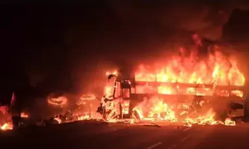 பற்றி எரிந்த சொகுசுப் பேருந்து - 3 பேர் பலி