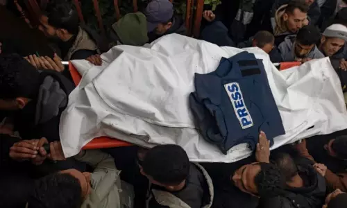 காசாவில் இஸ்ரேல் தாக்குதலில் 3 பத்திரிகையாளர்கள் உட்பட 11 பேர் கொலை