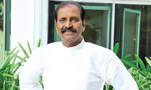 கவிஞர் வைரமுத்து மீது செருப்பு வீசப்பட்டதால் பரபரப்பு