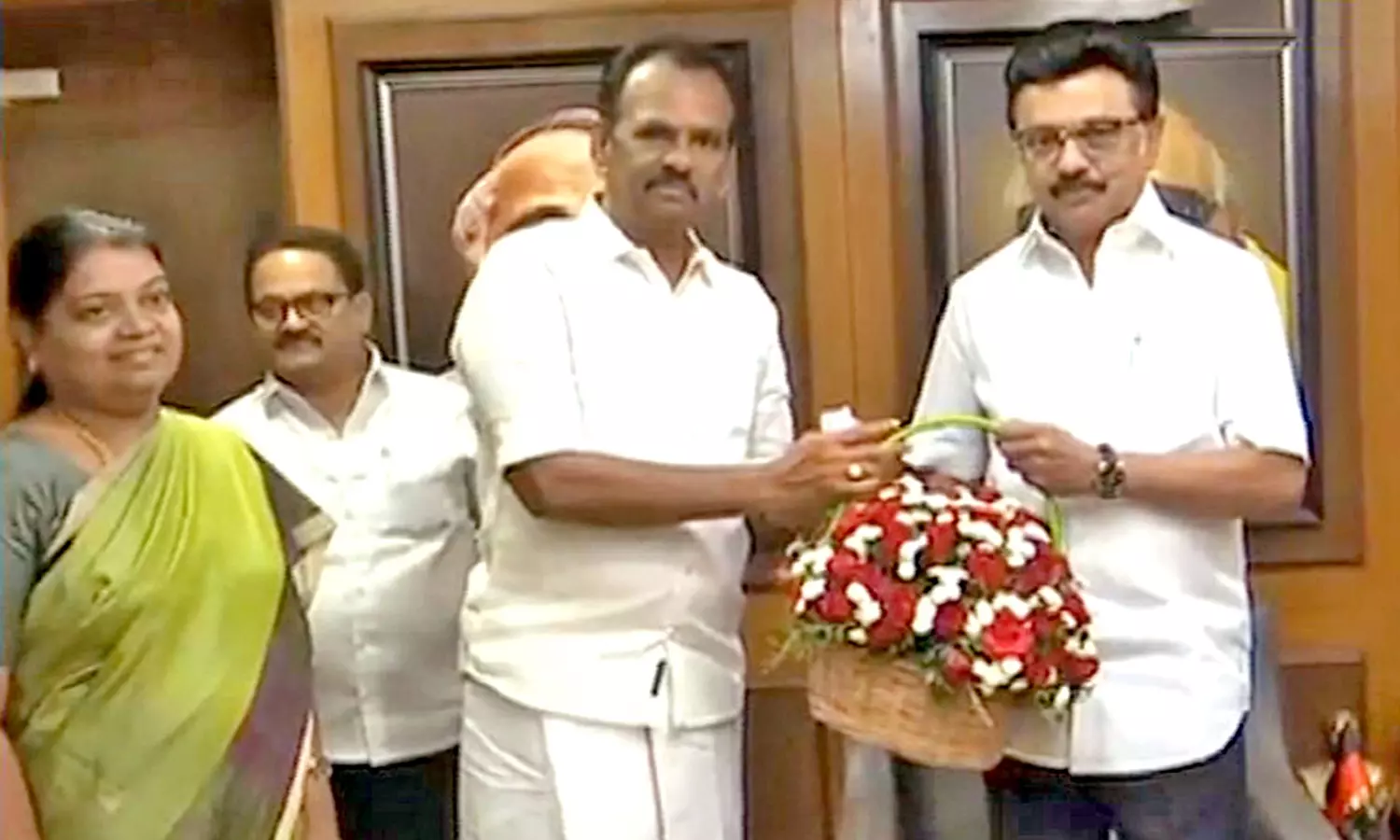 முதலமைச்சர் மு.க.ஸ்டாலின் முன்னிலையில் தி.மு.க.வில் இணைந்தார் மாணிக்கராஜா முதலமைச்சர் மு.க.ஸ்டாலின் முன்னிலையில் தி.மு.க.வில் இணைந்தார் மாணிக்கராஜா