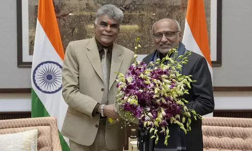 இந்தியா-அமெரிக்கா வரி விவகாரத்தில் உடனடி தீர்வு- துணை ஜனாதிபதியிடம் ஏ.இ.பி.சி., தலைவர் வலியுறுத்தல்