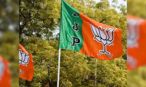 கேரளாவில் அனுமதியின்றி கொடி, பதாகைகள்- பா.ஜ.கவிற்கு ரூ.19 லட்சம் அபராதம் விதித்த திருவனந்தபுரம் மாநகராட்சி