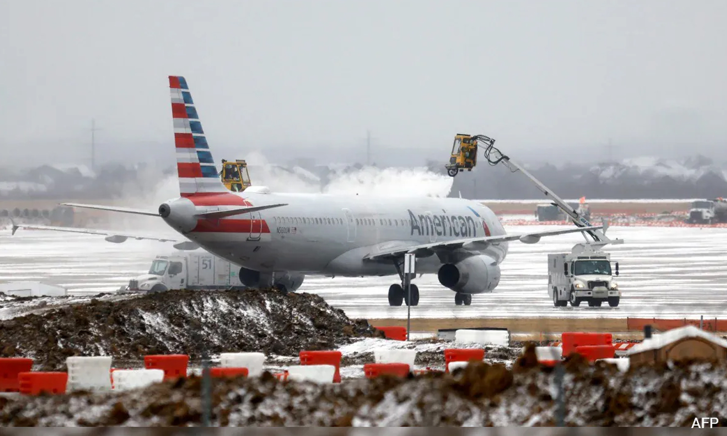 அமெரிக்காவை முடக்கிய பனிப்புயல்- 13 ஆயிரம் விமானங்கள் ரத்து