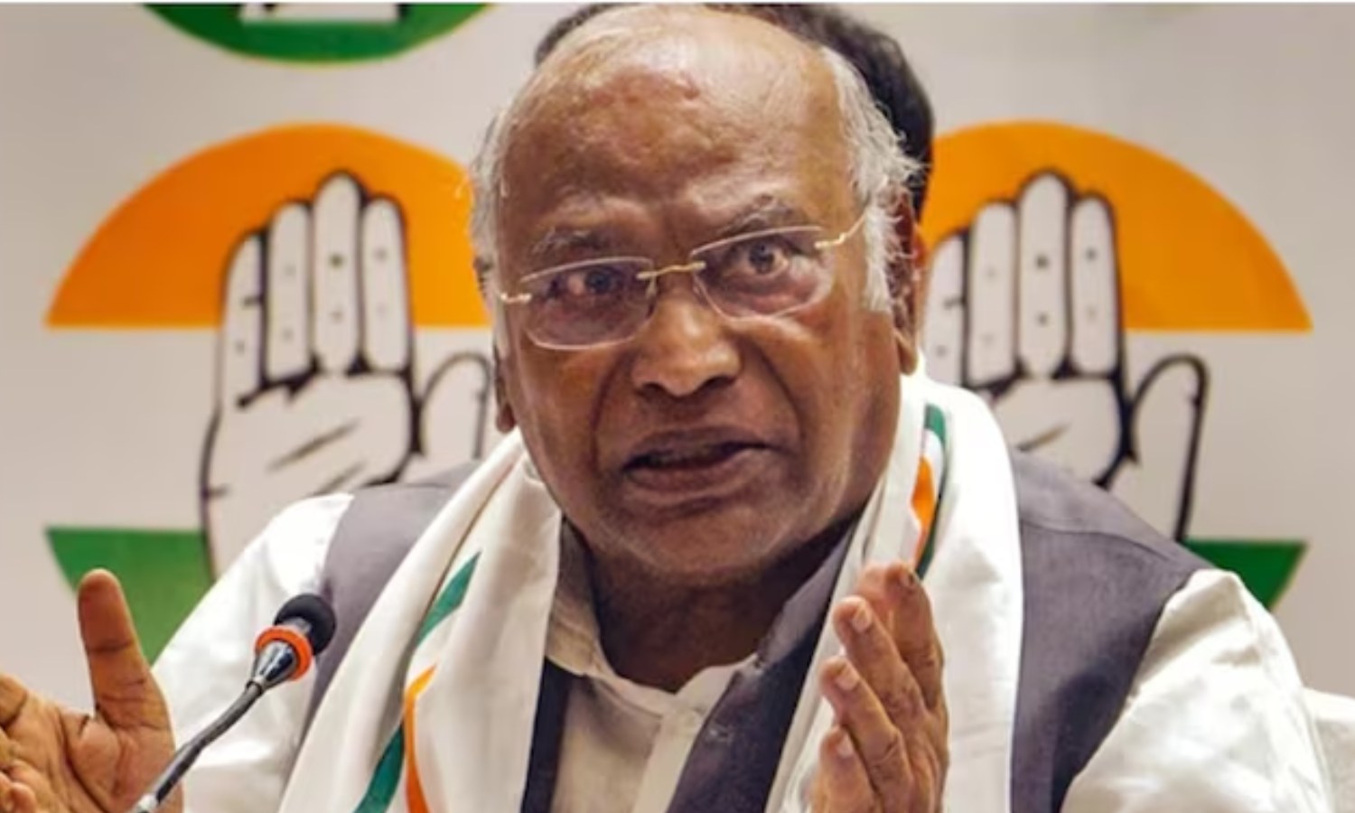 ஆளுநர்களை கைப்பாவைகளாக பயன்படுத்தும் மத்திய அரசு - மல்லிகார்ஜுனே கார்கே