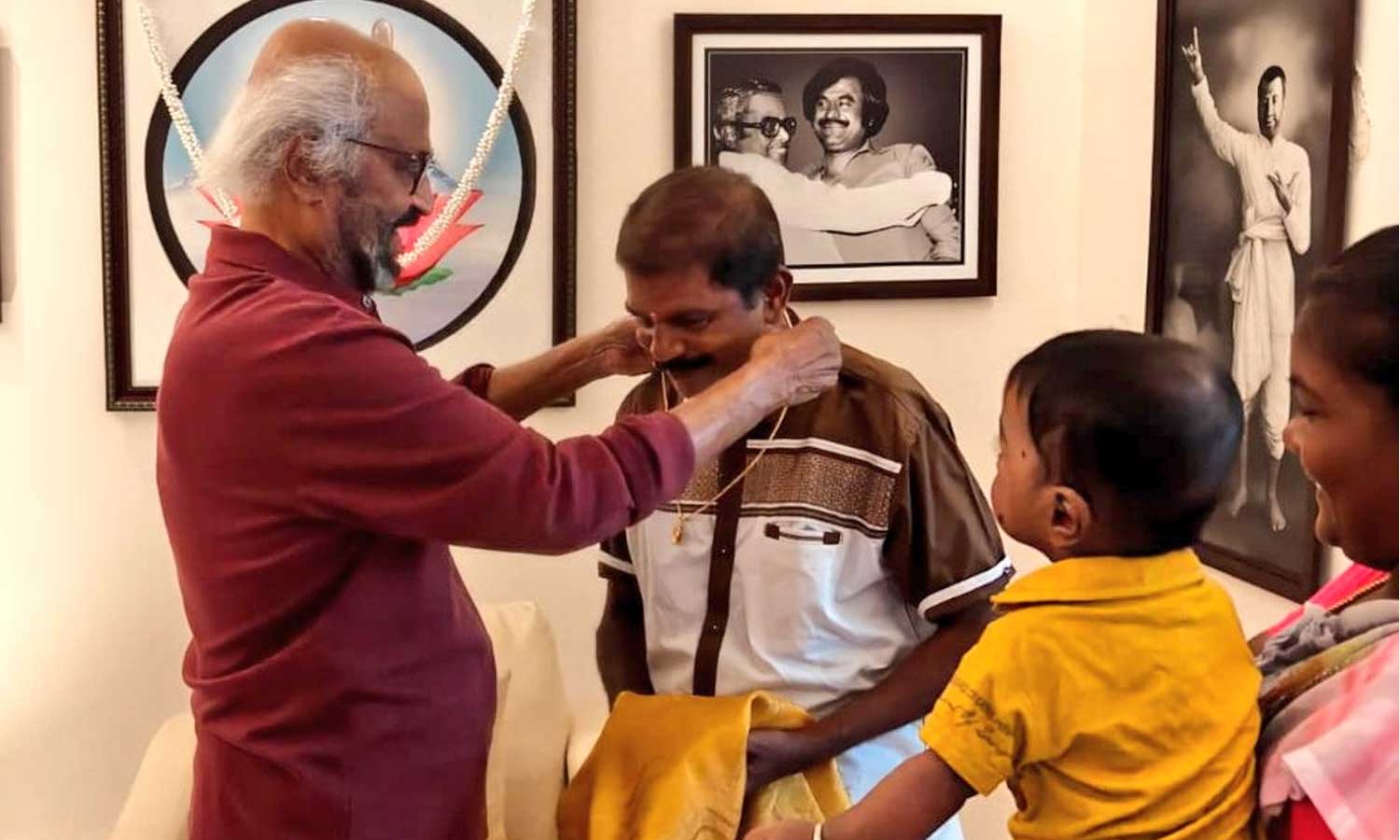 மதுரையில் 5 ரூபாய்க்கு பரோட்டா விற்பனை செய்து வரும் ரசிகரை நேரில் அழைத்து பாராட்டிய ரஜினி