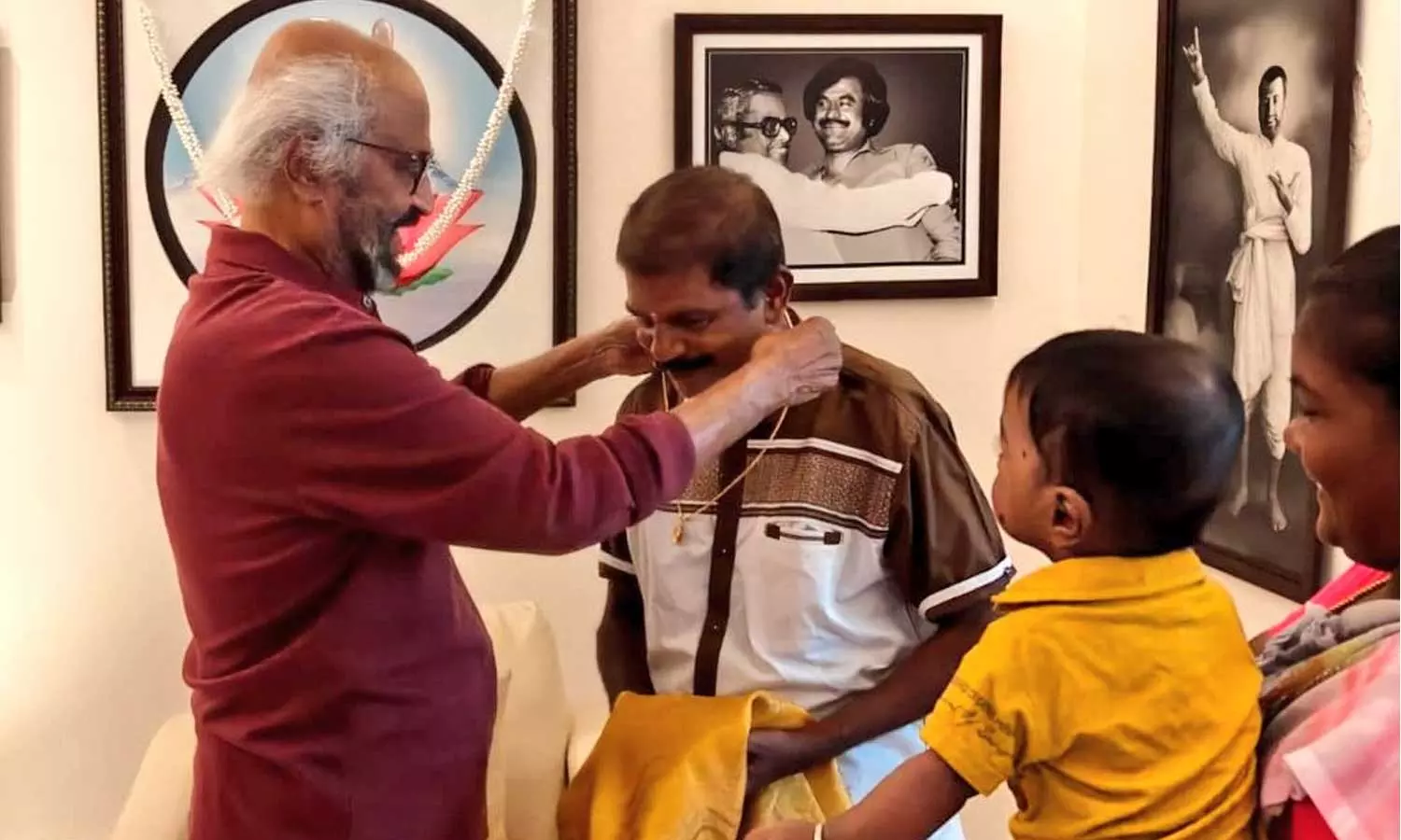 மதுரையில் 5 ரூபாய்க்கு பரோட்டா விற்பனை செய்து வரும் ரசிகரை நேரில் அழைத்து பாராட்டிய ரஜினி