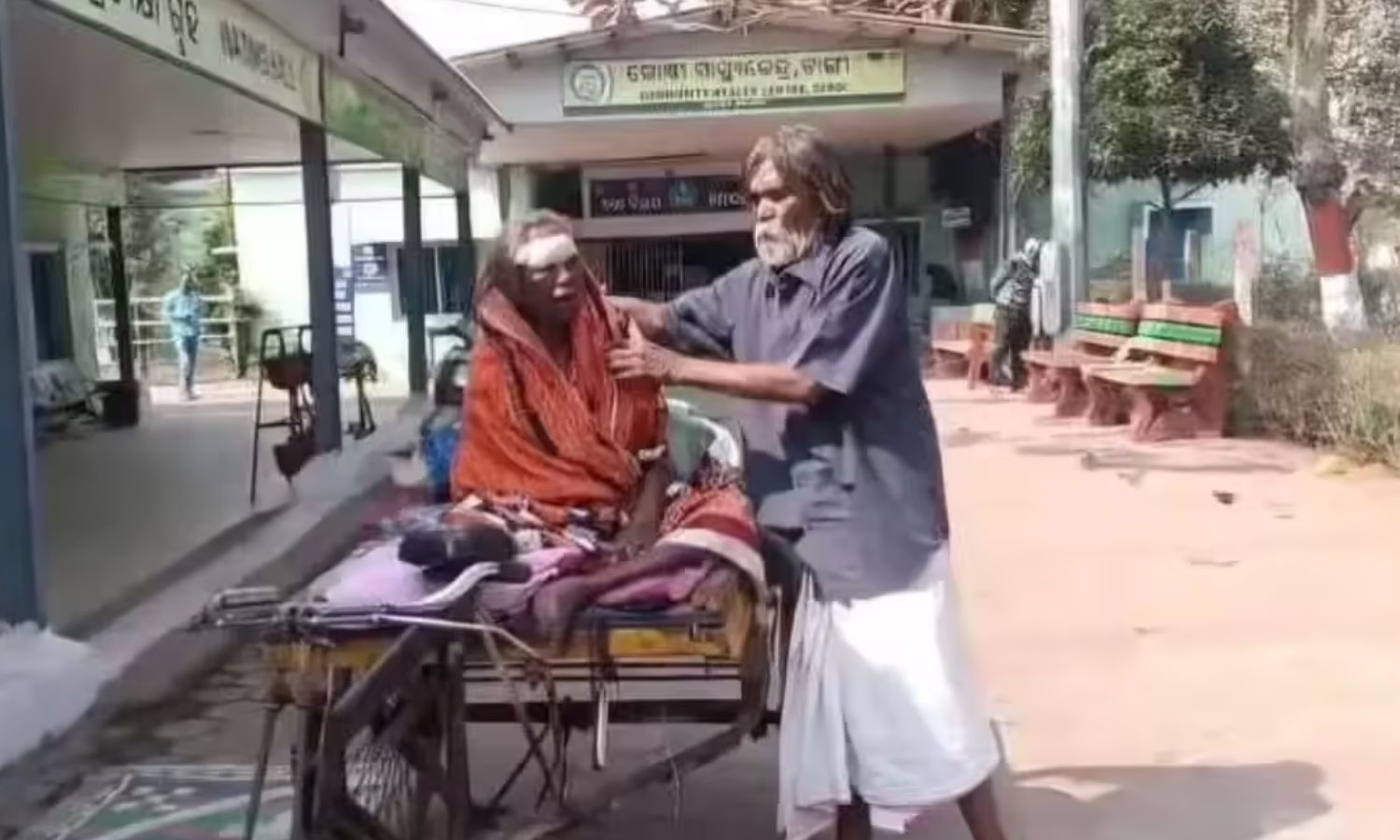 மருத்துவமனை செல்ல ஆம்புலன்ஸ்க்கு பணம் இன்றி மனைவியை சைக்கிள் ரிக்ஷாவில் வைத்து 600 கி.மீ பயணித்த 70 வயது முதியவர்