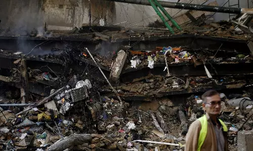 பாகிஸ்தான்: வணிக வளாக தீ விபத்தில் பலி எண்ணிக்கை 73 ஆக உயர்வு