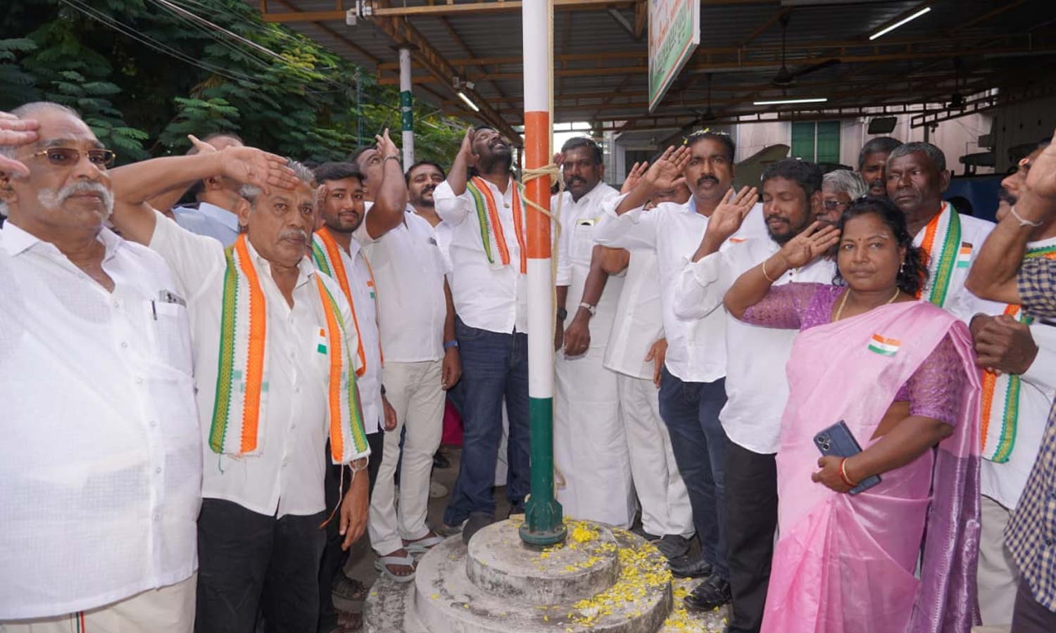 குடியரசு தினம்- தேசிய கொடி ஏற்றிய விஜய் வசந்த்