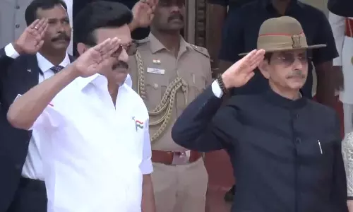 குடியரசு தின விழாவில் தேசிய கொடியை ஏற்றி வைத்தார் கவர்னர் ஆர்.என்.ரவி