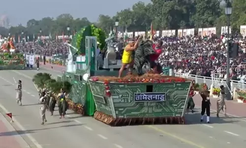 டெல்லியில் ஜல்லிக்கட்டு காளையுடன் அணிவகுத்து வந்த தமிழக அரசின் வாகனம்