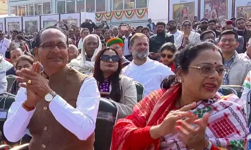 கார்கே, ராகுல் காந்திக்கு 3-வது வரிசையில் இருக்கை: அவமானப்படுத்தியதாக காங்கிரஸ் விமர்சனம்