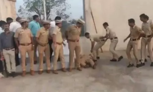 குடியரசு தின விழாவில் மாரடைப்பால் சரிந்து போலீஸ் அதிகாரி உயிரிழப்பு - அதிர்ச்சி வீடியோ