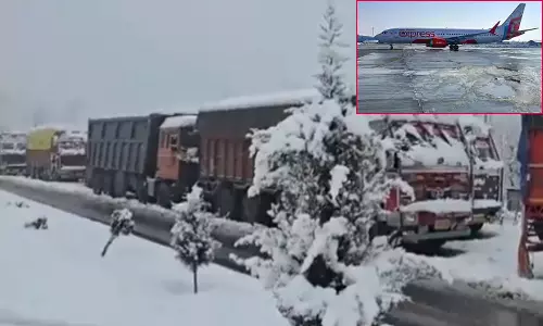 கடும் பனிப்பொழிவு எதிரொலி - ஸ்ரீநகர் விமான நிலையத்தில் 50 விமானங்கள் ரத்து