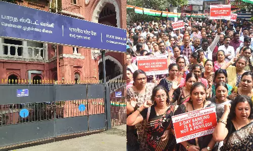 நாடு முழுவதும் ஊழியர்கள் வேலைநிறுத்தம்: வங்கி சேவை பாதிப்பு