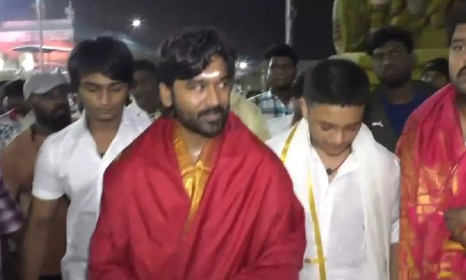 திருப்பதி-கோவிலில்-நடிகர்-தனுஷ்-மகன்களுடன்-சாமி-தரிசனம்