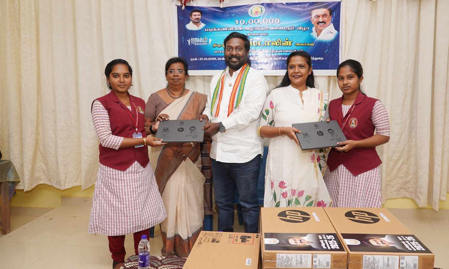 குழித்துறையில் கல்லூரி மாணவிகளுக்கு மடிக்கணினி வழங்கிய விஜய்வசந்த் எம்.பி.