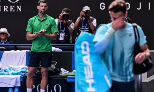 VIDEO: முதல் 2 செட்டுகளை இழந்தும் அரையிறுதிக்கு முன்னேறிய ஜோகோவிச்- கண்ணீருடன் வெளியேறிய இத்தாலி வீரர்