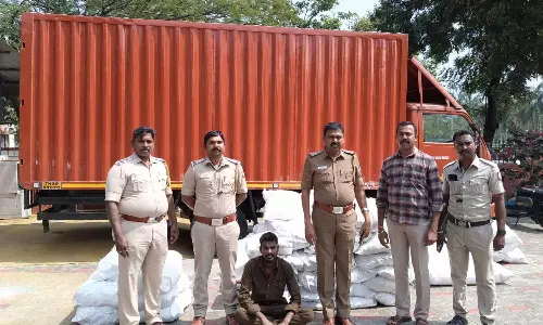 கண்டெய்னர் லாரியில் 745 கிலோ குட்கா பொருட்கள் பறிமுதல்- ரகசிய அறை வைத்து கடத்தியது அம்பலம்