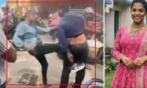 இன்ஸ்டாகிராமில் ஆபாச மெசேஜ் அனுப்பிய நபரை நடுரோட்டில் அடித்து உதைத்த துணை நடிகை