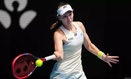 ஆஸ்திரேலிய ஓபன் டென்னிஸ்: பெகுலாவை வீழ்த்தி இறுதிப்போட்டிக்கு ரைபகினா முன்னேற்றம்