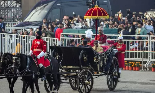 கோலாகலமாக நடைபெற்ற முப்படைகள் பாசறை திரும்பும் நிகழ்ச்சி