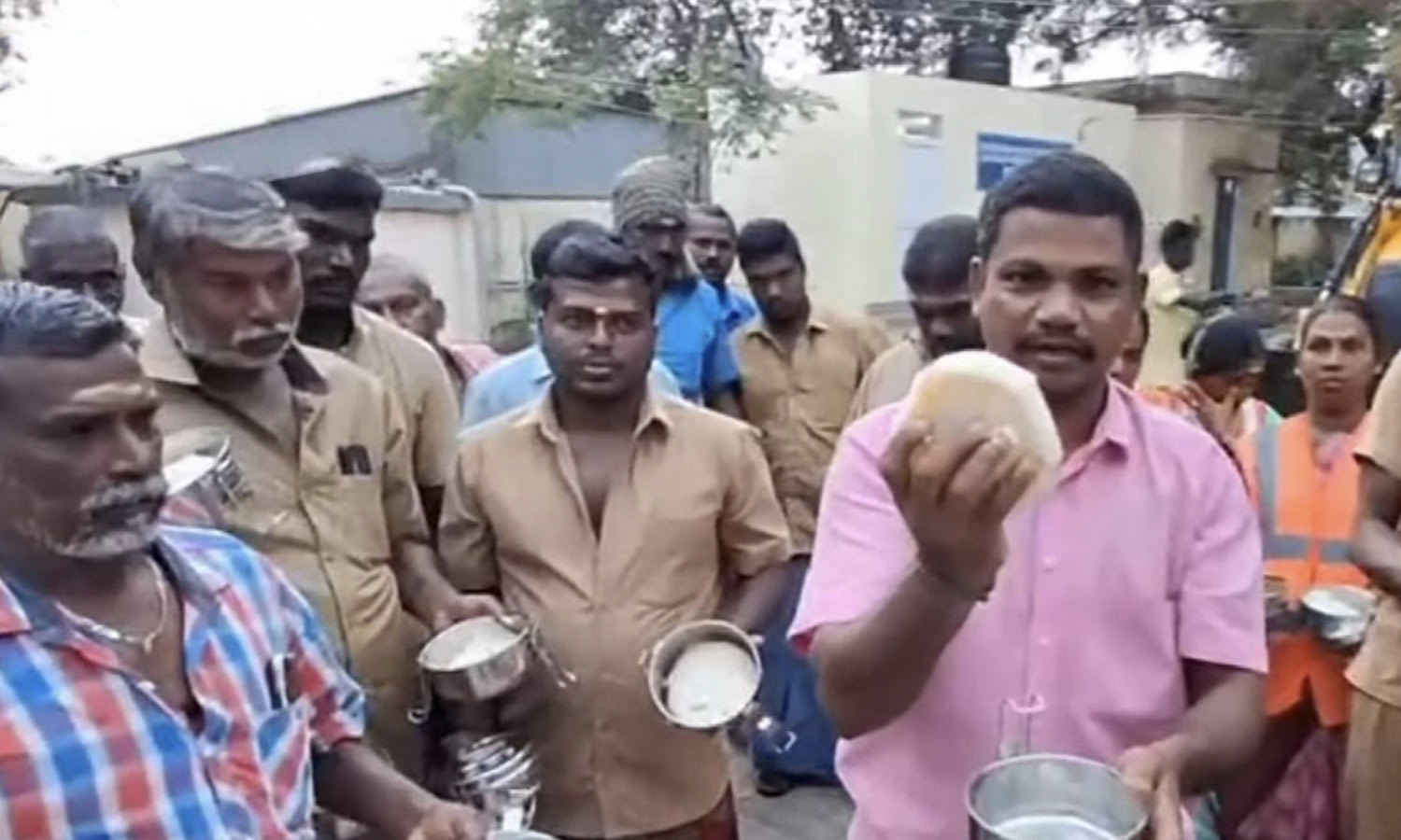 நெல்லை மாநகராட்சியில் காலை உணவை குப்பையில் வீசிய தூய்மை பணியாளர்கள்