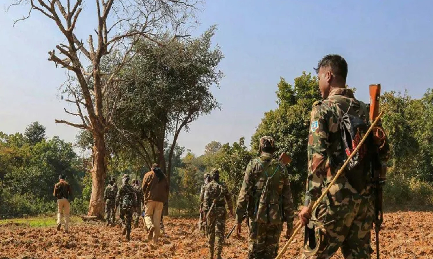 சத்தீஸ்கரில் 4 நக்சலைட்டுகள் சரண் அடைந்தனர்