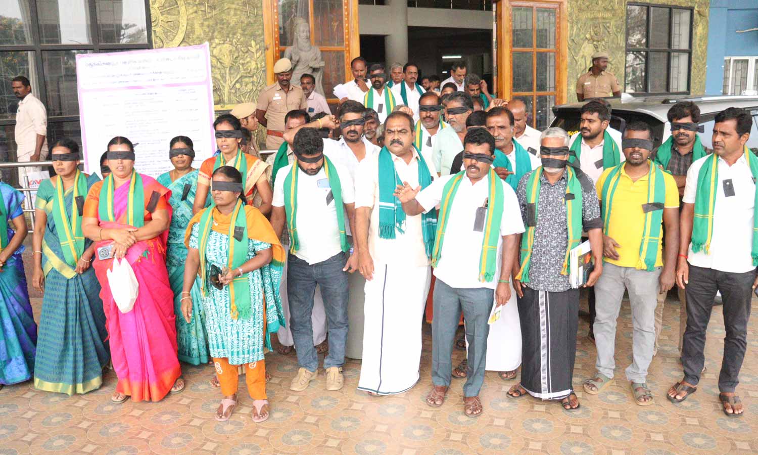 கைதானவர்களை விடுதலை செய்யக்கோரி கண்ணில் கருப்பு துணி கட்டி  விவசாயிகள் போராட்டம்