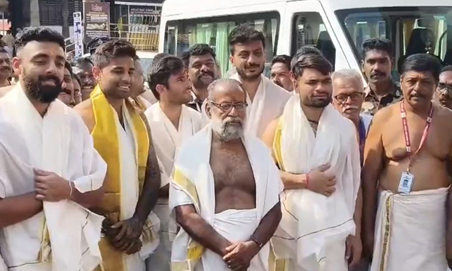 திருவனந்தபுரம் பத்மநாபசாமி கோவிலில் இந்திய கிரிக்கெட் வீரர்கள் தரிசனம்