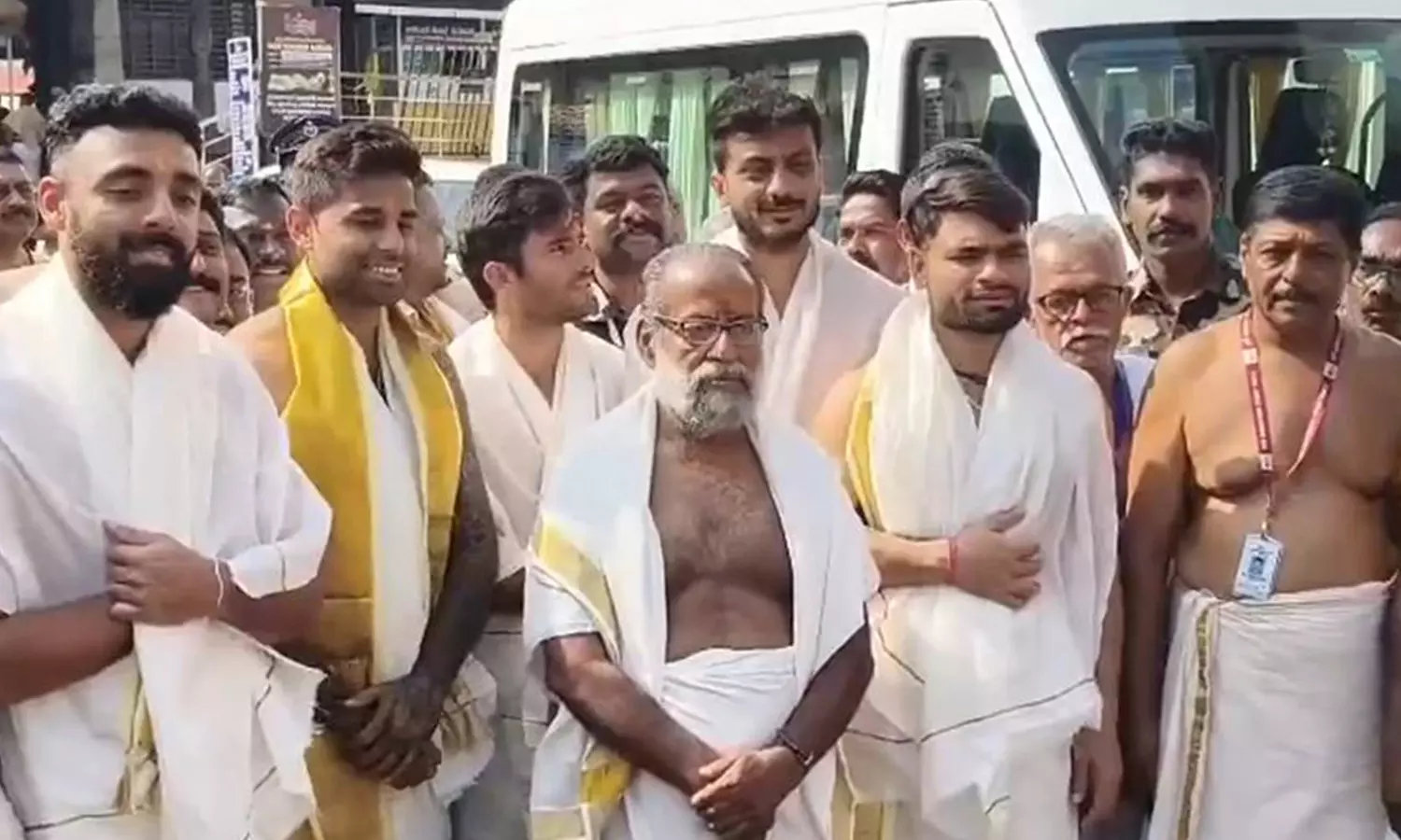 திருவனந்தபுரம் பத்மநாபசாமி கோவிலில் இந்திய கிரிக்கெட் வீரர்கள் தரிசனம்