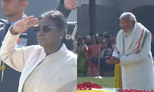 மகாத்மா காந்தி நினைவிடத்தில் ஜனாதிபதி திரவுபதி முர்மு, பிரதமர் மோடி மரியாதை