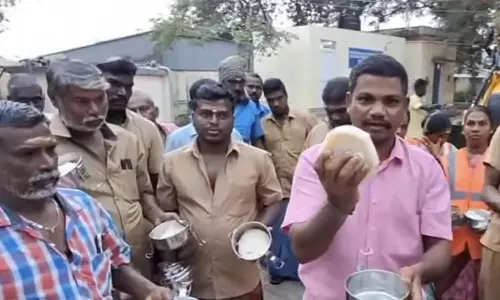 நெல்லை மாநகராட்சியில் காலை உணவை குப்பையில் வீசிய தூய்மை பணியாளர்கள்