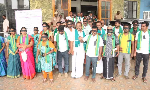 கைதானவர்களை விடுதலை செய்யக்கோரி கண்ணில் கருப்பு துணி கட்டி  விவசாயிகள் போராட்டம்