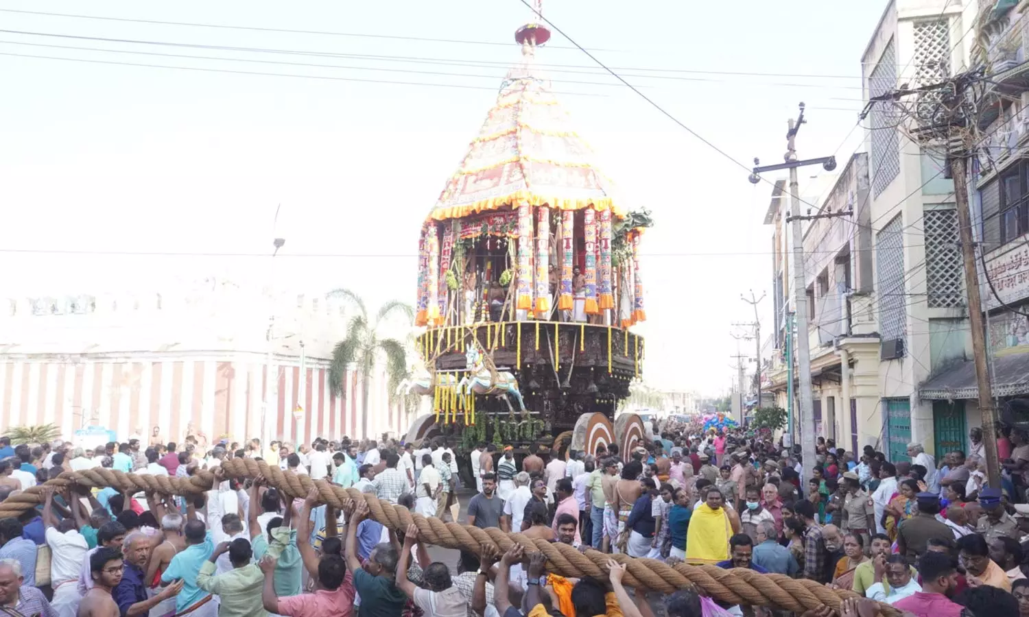 ஸ்ரீரங்கம் ரெங்கநாதர் கோவிலில் தைத்தேரோட்டம்- ரெங்கா, ரெங்கா கோஷத்துடன் பக்தர்கள் வடம் பிடித்து இழுத்தனர்