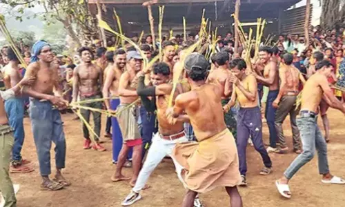 ஆந்திராவில் சாணியில் ஊறவைத்த கட்டையால் தாக்கும் வினோத திருவிழா