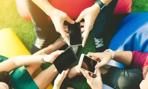 இந்தியாவில் சமூக வலைதள போதையால் சீரழியும் சிறார்கள் - பொருளாதார சர்வேயில் எச்சரிக்கை