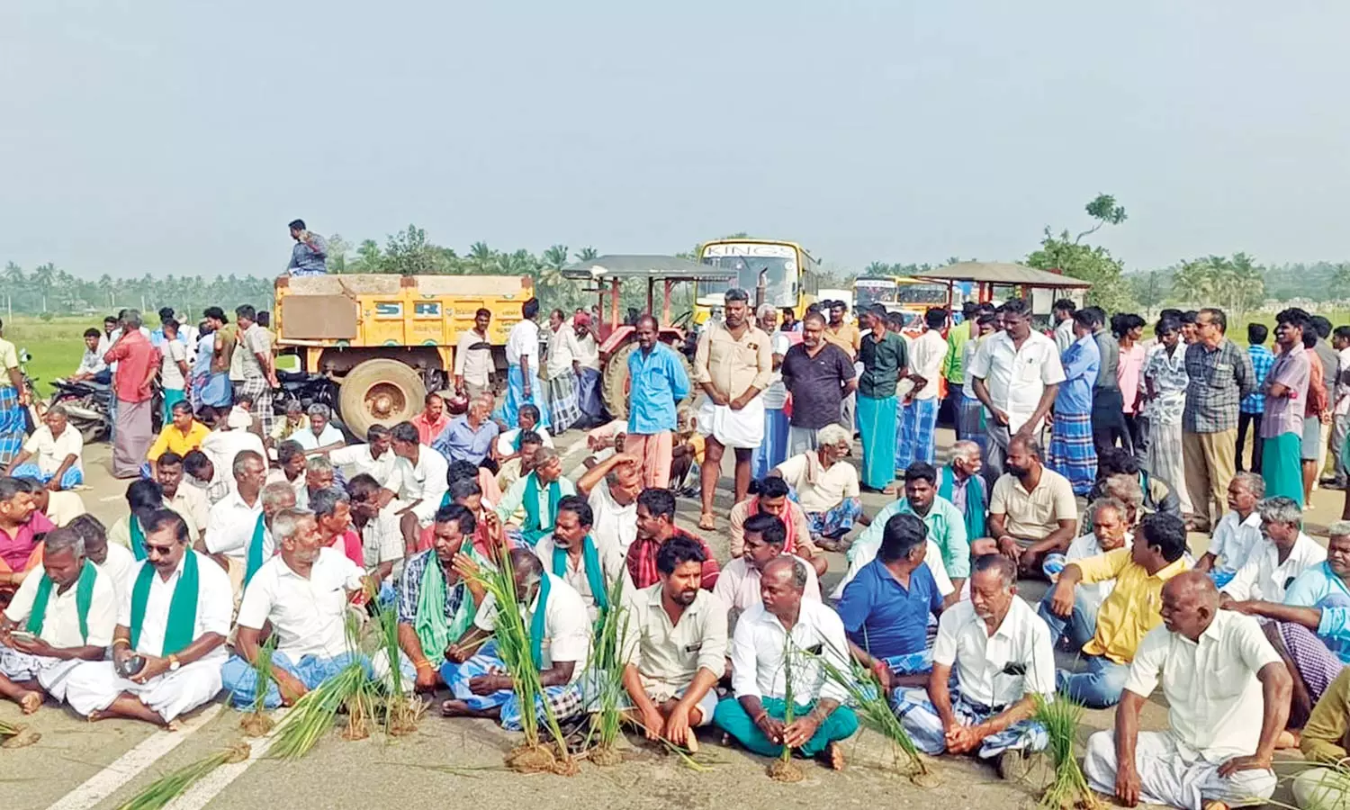 கல்லணையில் இருந்து தண்ணீர் திறக்க வலியுறுத்தி விவசாயிகள் சாலை மறியல் போராட்டம்